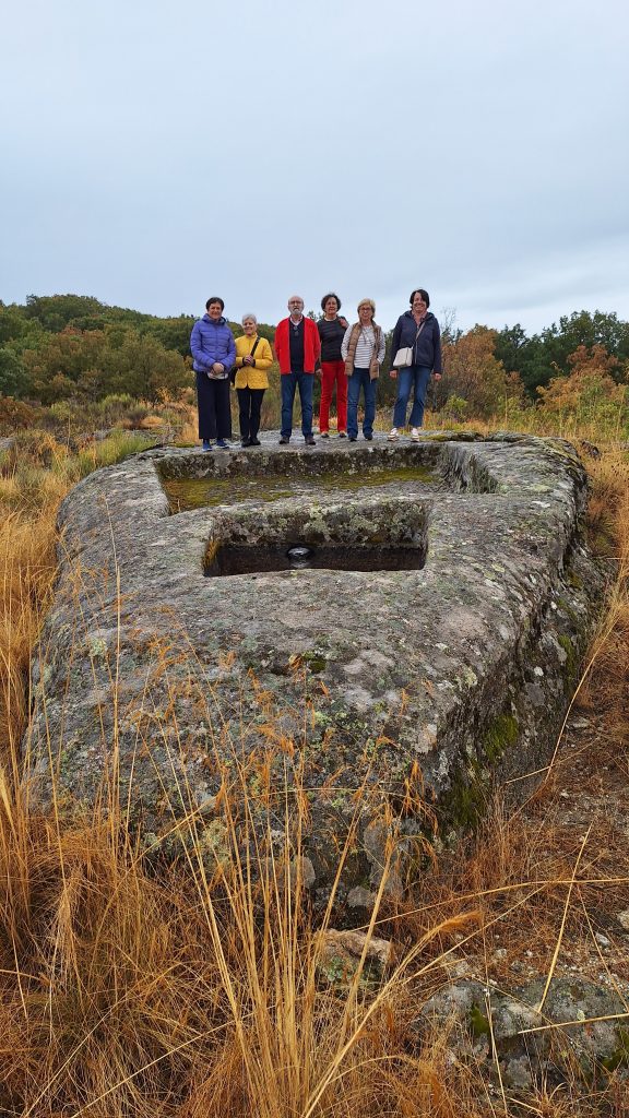Grupo de visitantes durante una ruta por los lagares rupestres de San Esteban de la Sierra