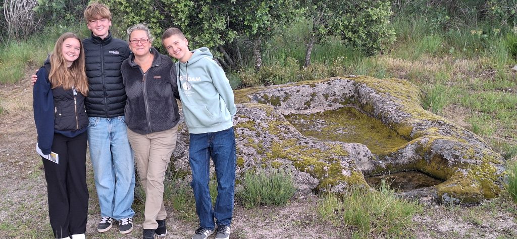 Visitantes americanos junto a un lagar rupestre en el entorno de San Esteban de la Sierra