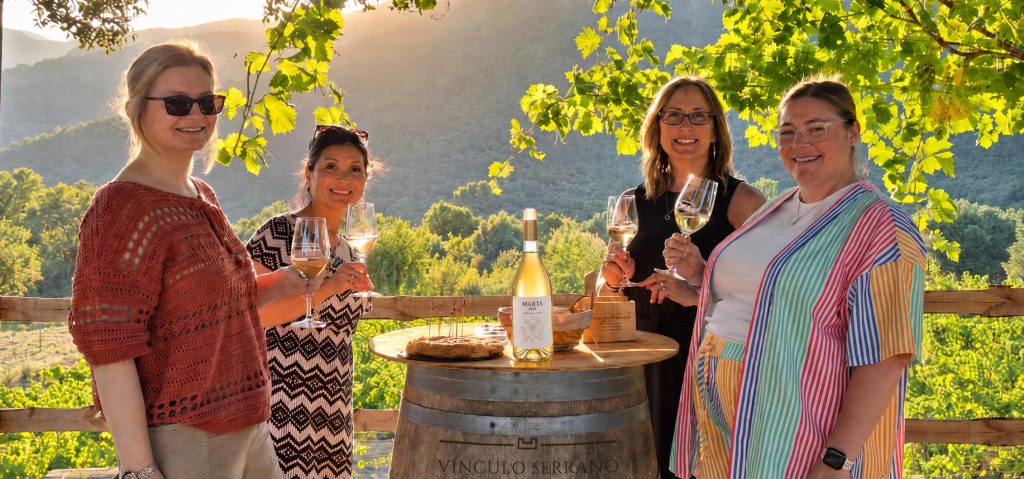Visitantes disfrutando de una cata de vino en Bodega Vínculo Serrano, Sierra de Salamanca