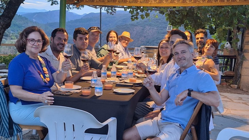 Grupo de visitantes disfrutando de una cata con productos locales en la finca El Vínculo de Bodega Vínculo Serrano