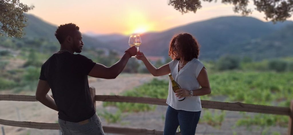 Dos visitantes brindando con vino al atardecer en la Sierra de Salamanca